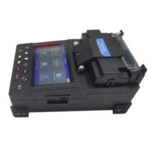 FTTH fusion splicer being used in outdoor field installation with technician wearing gloves